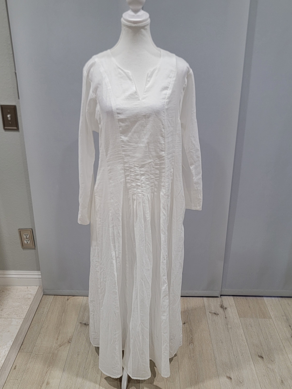 Elegant White Long-Sleeve Maxi Dress — Minimalist Everyday Style